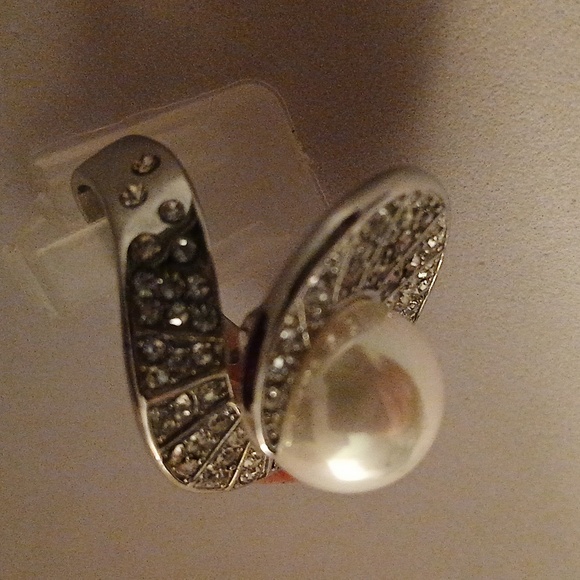 2331591-2. Simulated Pearl, Austrian Crystals Ring in 316L Stainless - Picture 5 of 7